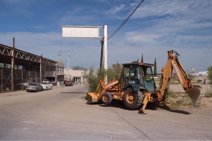 Rehabilita Estado red de agua potable y alcantarillado en avenida Ferrocarril Oriente en Delicias