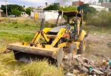 Cumple Marco Bonilla con familias al implementar acciones de limpieza en cauces pluviales previo a la temporada de lluvias