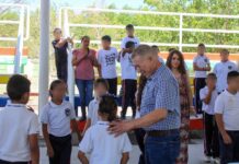 Realiza entrega Ismael Pérez Pavía de apoyo de pintura para la Primaria Fray Pedro de Gante