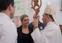 Maru Campos acude a ceremonia en memoria de sacerdotes jesuitas en Cerocahui