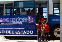 Lleva comedor móvil de NutriChihuahua platillos a niñas y niños de la Primaria César Augusto Sandino