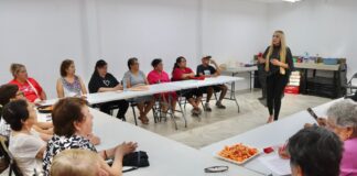 “La salud no puede esperar”: Recibe Carla Rivas inquietudes de la colonia Lázaro Cárdenas
