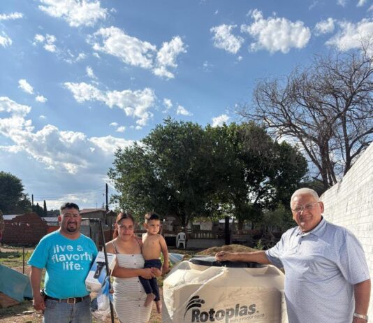 Gestiona Jaime Torres entrega de tinacos para familias de Basúchil y El Terrero