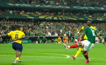 México, imbatible en el Azteca, doblega a Ecuador 2-0 y espera rival en octavos